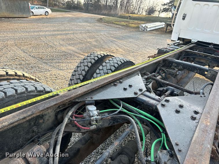 image for item EN5202 2005 Freightliner Business Class M2 truck cab and chassis