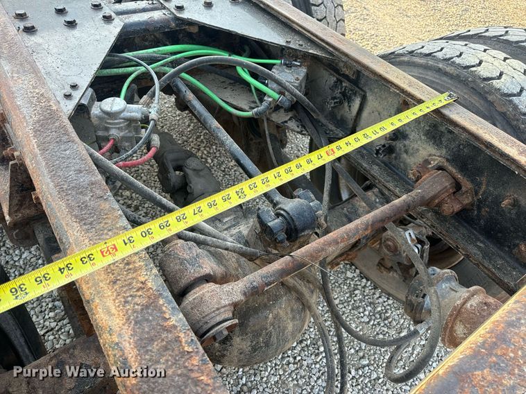 image for item EN5202 2005 Freightliner Business Class M2 truck cab and chassis