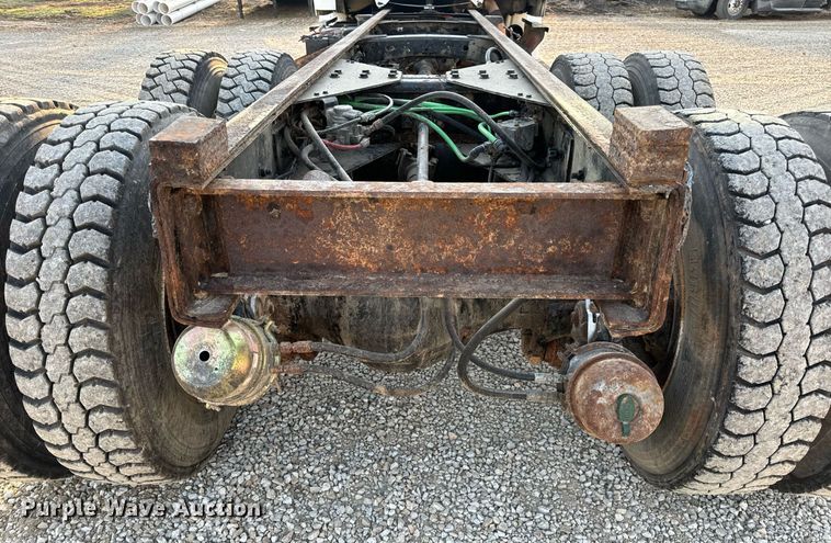 image for item EN5202 2005 Freightliner Business Class M2 truck cab and chassis