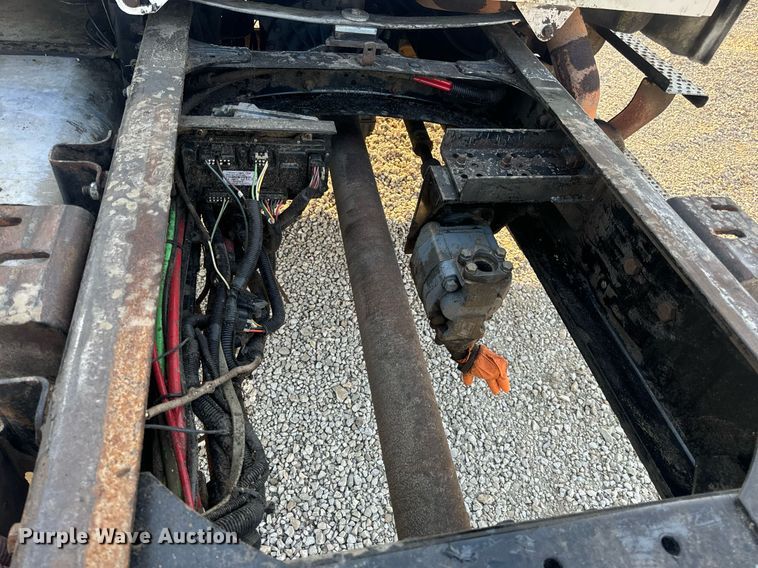 image for item EN5202 2005 Freightliner Business Class M2 truck cab and chassis