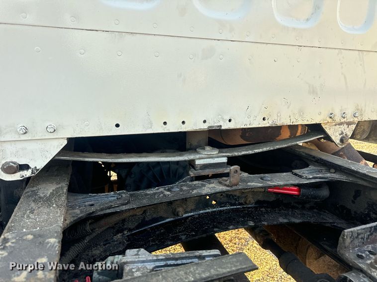 image for item EN5202 2005 Freightliner Business Class M2 truck cab and chassis