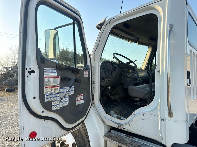 image for item EN5202 2005 Freightliner Business Class M2 truck cab and chassis