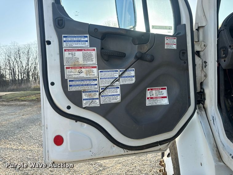 image for item EN5202 2005 Freightliner Business Class M2 truck cab and chassis