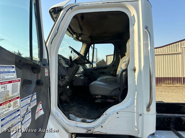 image for item EN5202 2005 Freightliner Business Class M2 truck cab and chassis