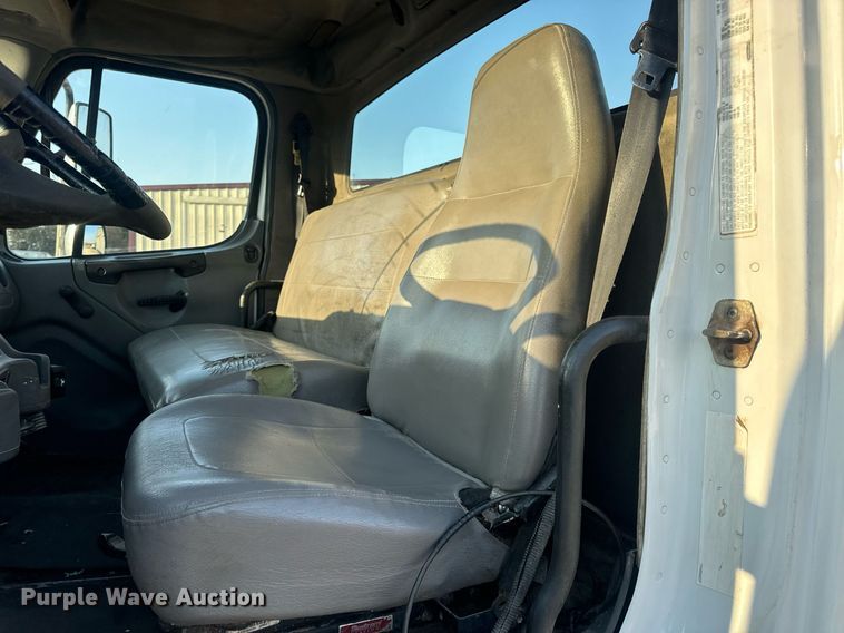 image for item EN5202 2005 Freightliner Business Class M2 truck cab and chassis