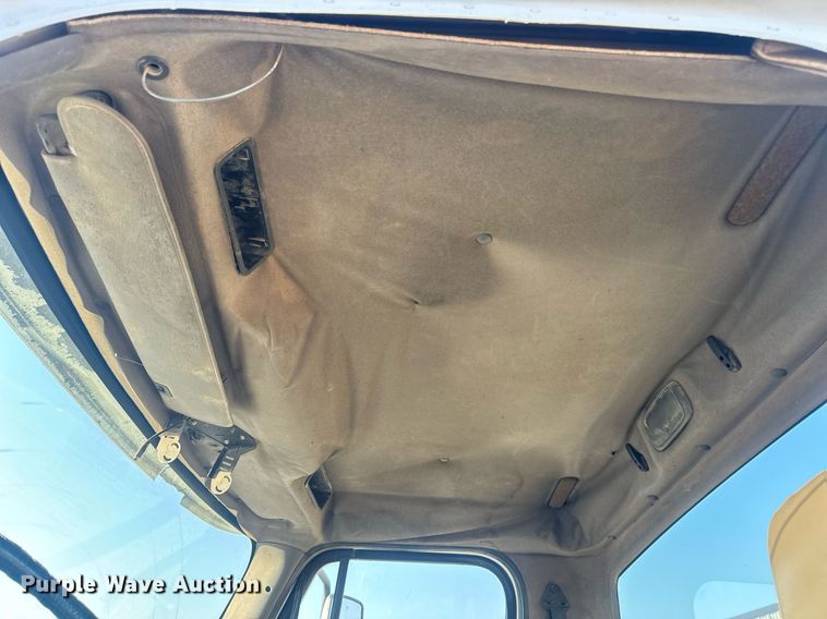 image for item EN5202 2005 Freightliner Business Class M2 truck cab and chassis