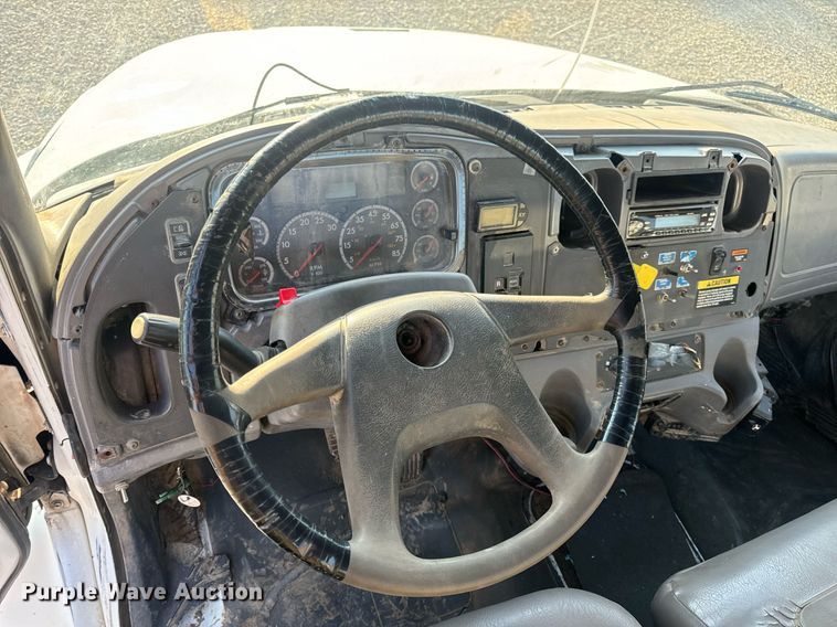 image for item EN5202 2005 Freightliner Business Class M2 truck cab and chassis