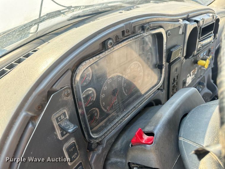 image for item EN5202 2005 Freightliner Business Class M2 truck cab and chassis