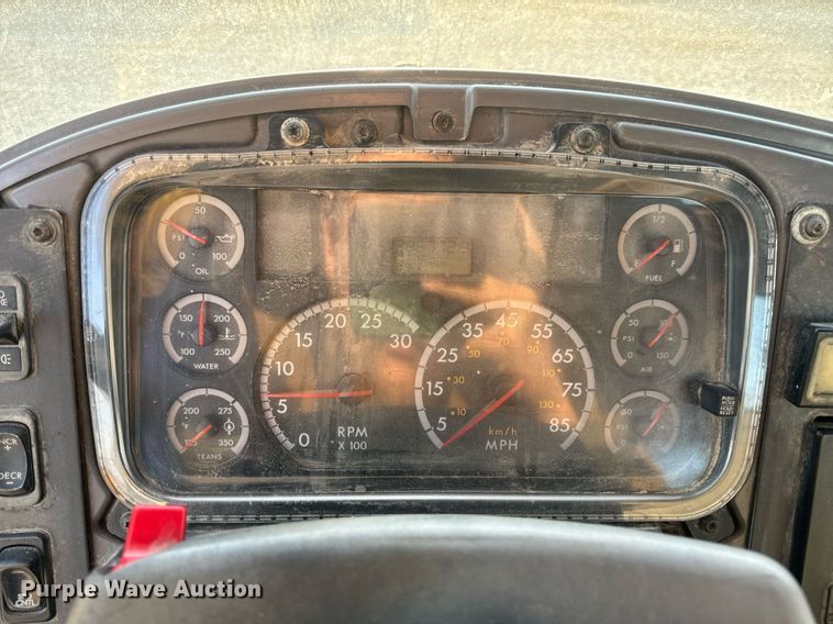 image for item EN5202 2005 Freightliner Business Class M2 truck cab and chassis