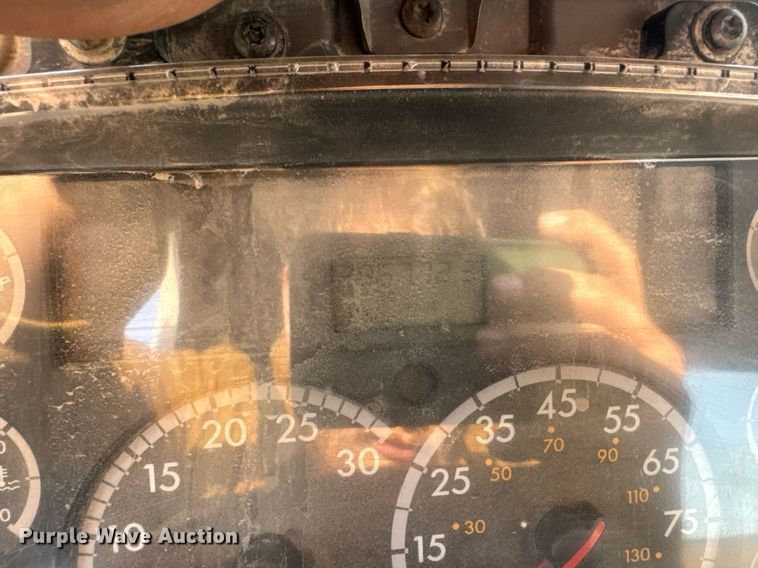 image for item EN5202 2005 Freightliner Business Class M2 truck cab and chassis