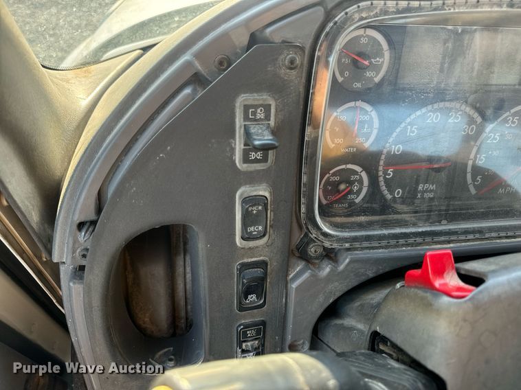 image for item EN5202 2005 Freightliner Business Class M2 truck cab and chassis