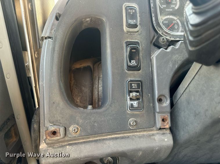 image for item EN5202 2005 Freightliner Business Class M2 truck cab and chassis