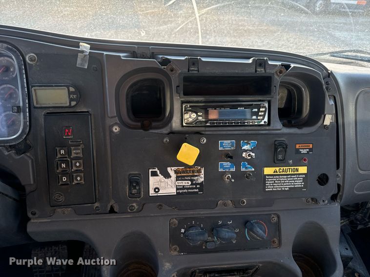 image for item EN5202 2005 Freightliner Business Class M2 truck cab and chassis