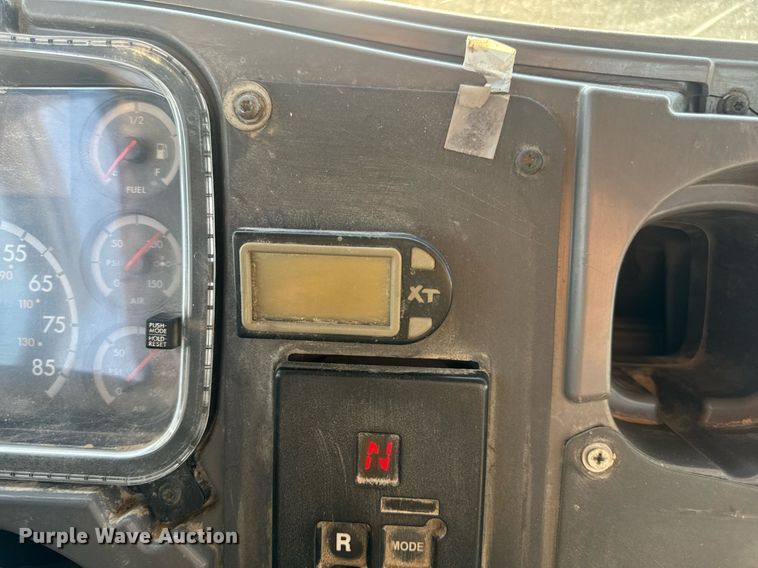 image for item EN5202 2005 Freightliner Business Class M2 truck cab and chassis