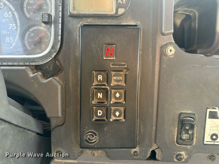 image for item EN5202 2005 Freightliner Business Class M2 truck cab and chassis