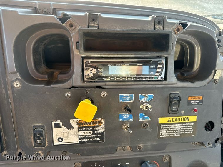 image for item EN5202 2005 Freightliner Business Class M2 truck cab and chassis