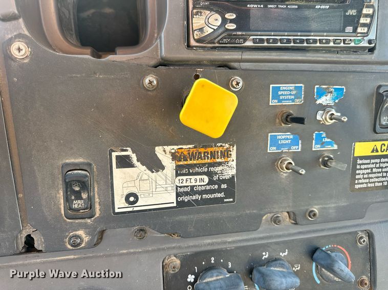 image for item EN5202 2005 Freightliner Business Class M2 truck cab and chassis