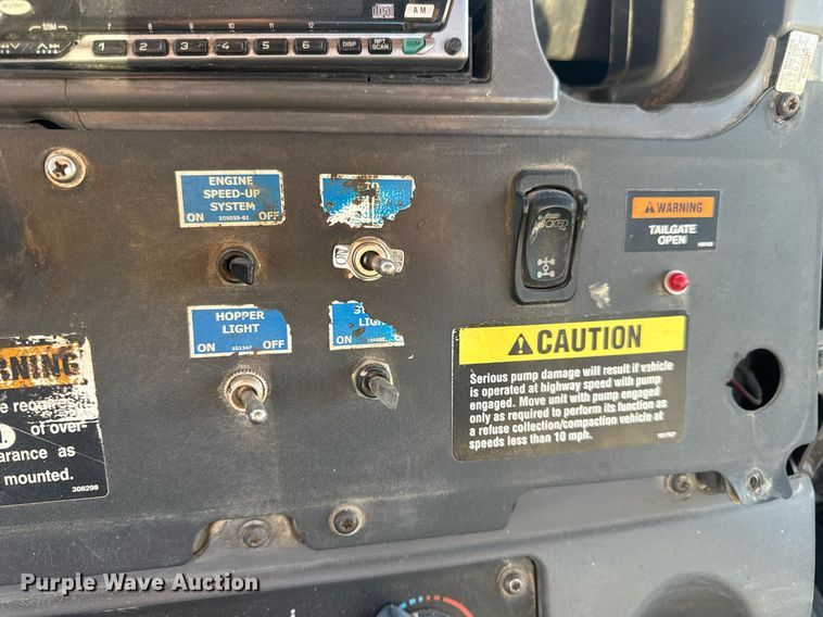 image for item EN5202 2005 Freightliner Business Class M2 truck cab and chassis