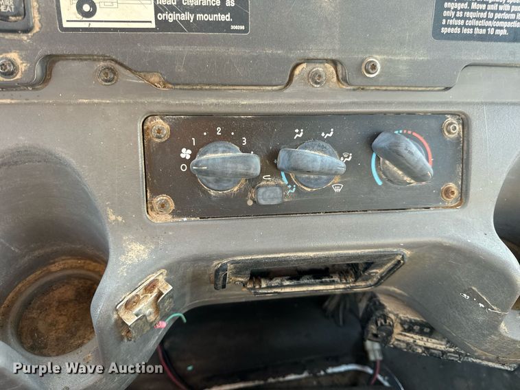 image for item EN5202 2005 Freightliner Business Class M2 truck cab and chassis