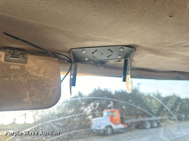 image for item EN5202 2005 Freightliner Business Class M2 truck cab and chassis