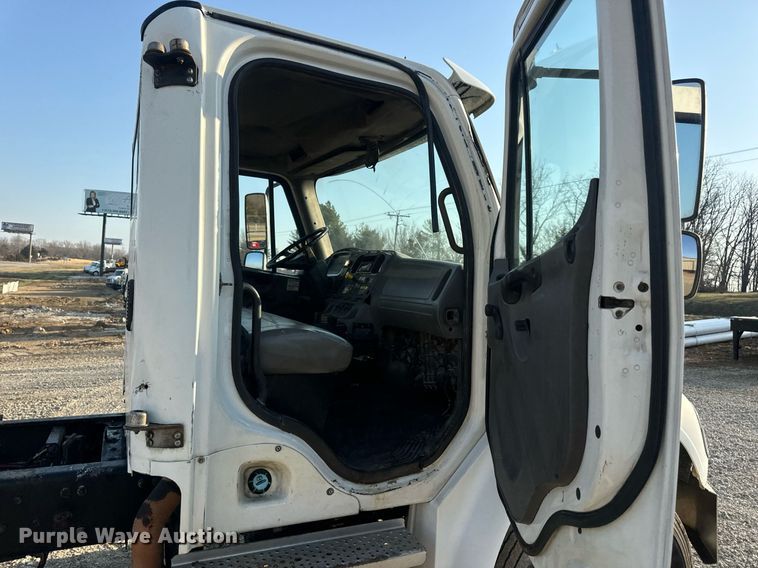 image for item EN5202 2005 Freightliner Business Class M2 truck cab and chassis