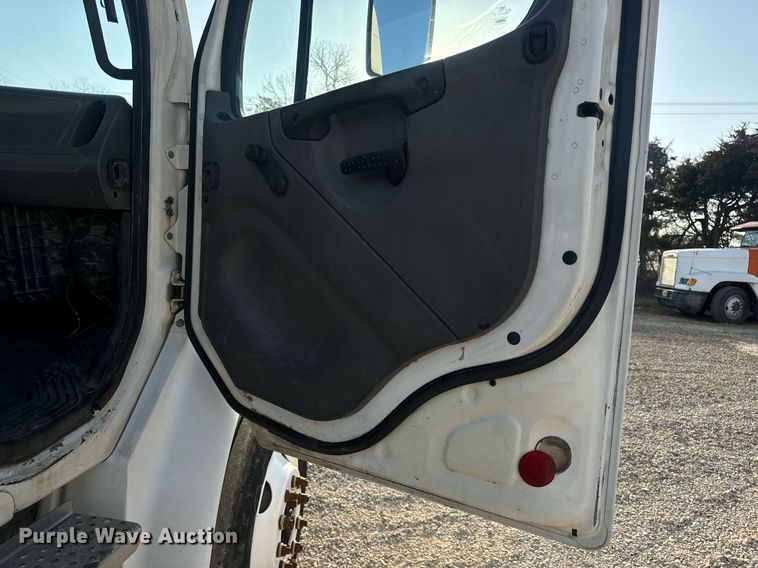 image for item EN5202 2005 Freightliner Business Class M2 truck cab and chassis