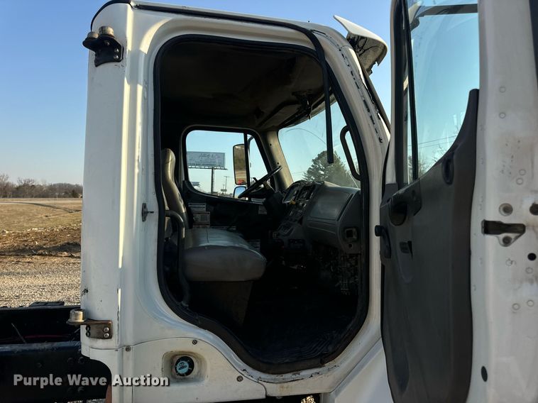 image for item EN5202 2005 Freightliner Business Class M2 truck cab and chassis