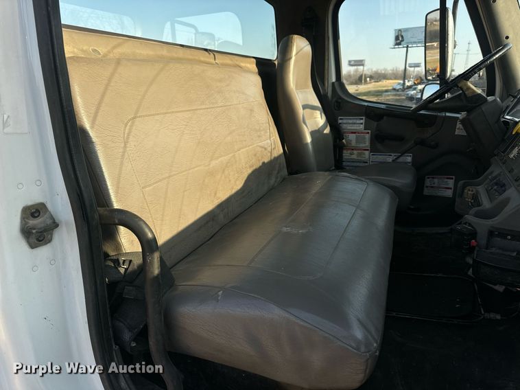 image for item EN5202 2005 Freightliner Business Class M2 truck cab and chassis