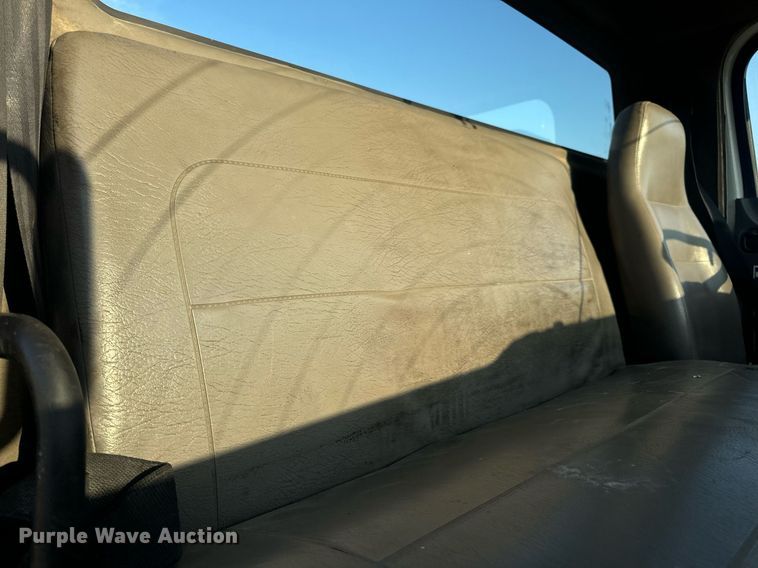 image for item EN5202 2005 Freightliner Business Class M2 truck cab and chassis