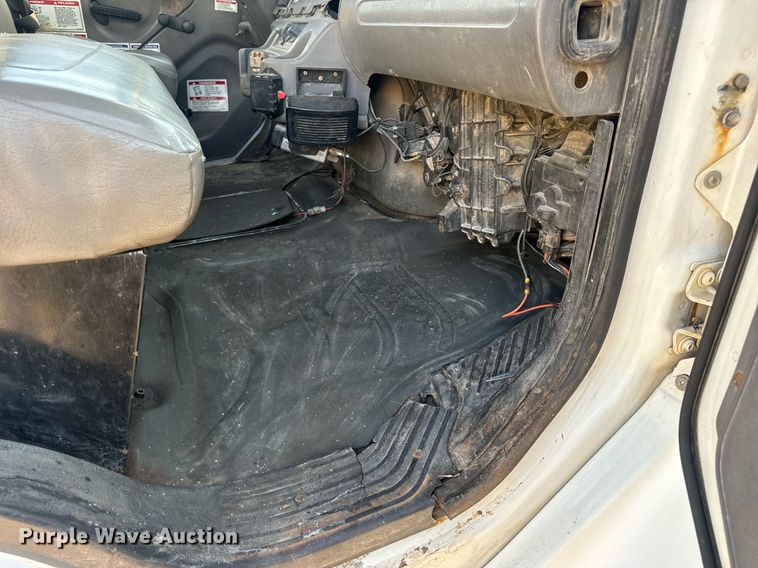 image for item EN5202 2005 Freightliner Business Class M2 truck cab and chassis