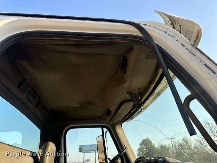 image for item EN5202 2005 Freightliner Business Class M2 truck cab and chassis