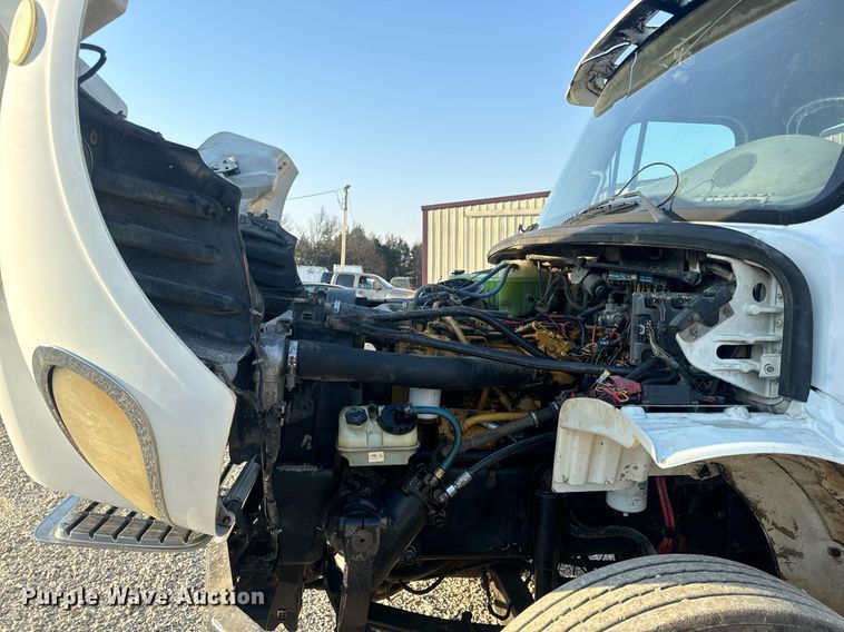 image for item EN5202 2005 Freightliner Business Class M2 truck cab and chassis