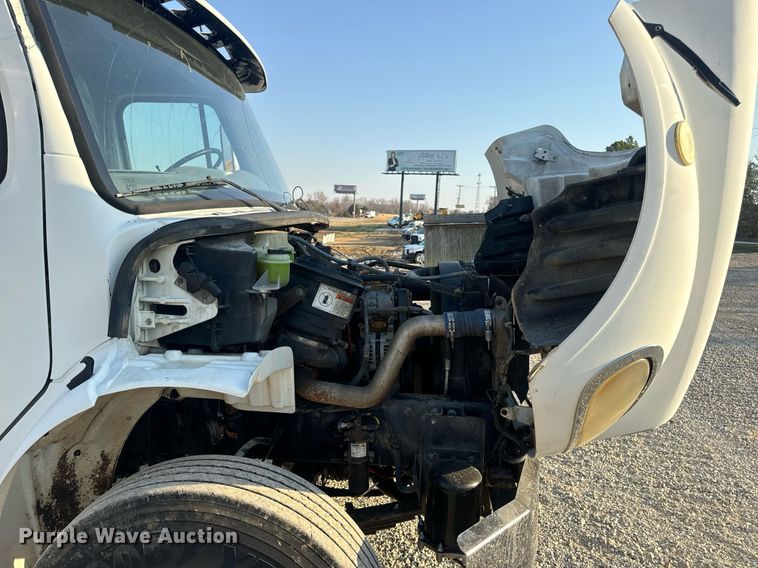 image for item EN5202 2005 Freightliner Business Class M2 truck cab and chassis