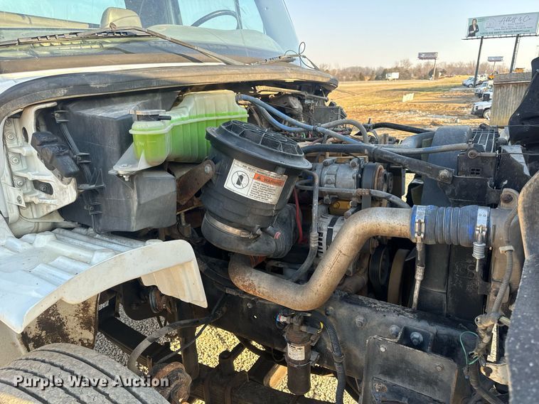 image for item EN5202 2005 Freightliner Business Class M2 truck cab and chassis