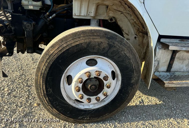 image for item EN5202 2005 Freightliner Business Class M2 truck cab and chassis