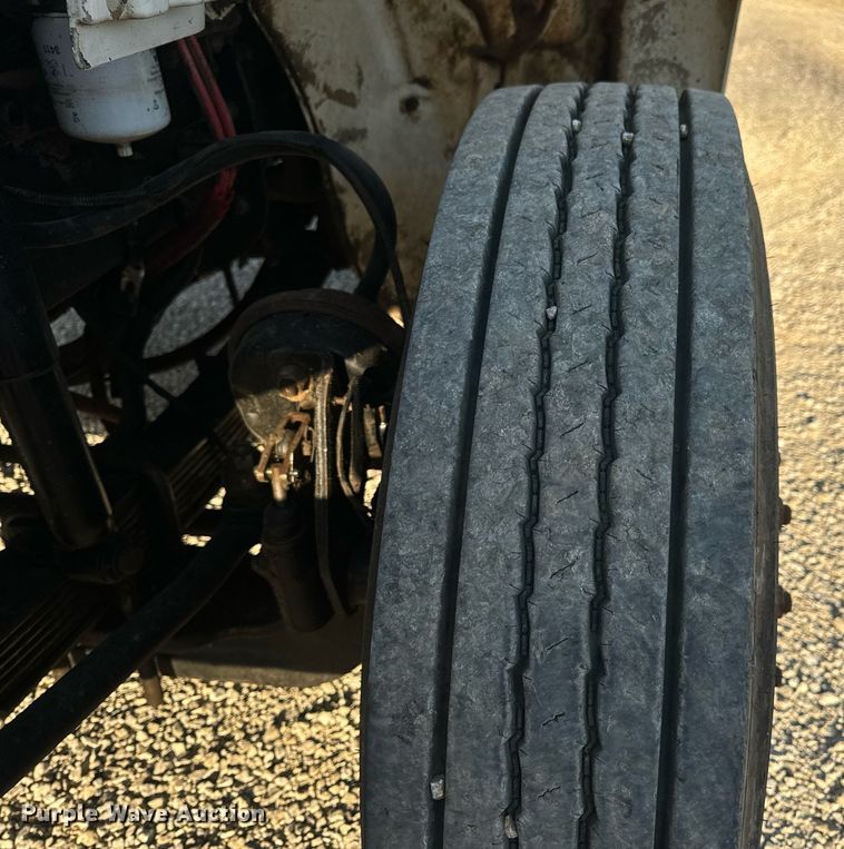 image for item EN5202 2005 Freightliner Business Class M2 truck cab and chassis