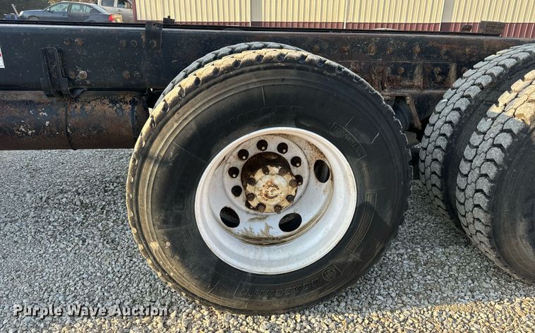 image for item EN5202 2005 Freightliner Business Class M2 truck cab and chassis