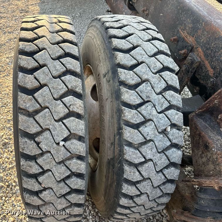 image for item EN5202 2005 Freightliner Business Class M2 truck cab and chassis