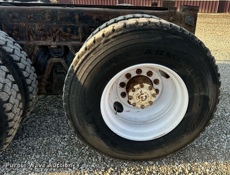 image for item EN5202 2005 Freightliner Business Class M2 truck cab and chassis