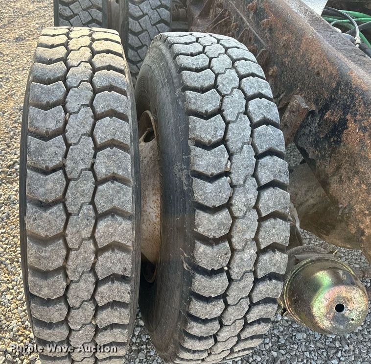 image for item EN5202 2005 Freightliner Business Class M2 truck cab and chassis