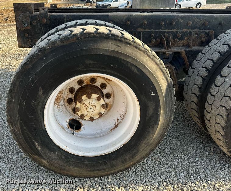 image for item EN5202 2005 Freightliner Business Class M2 truck cab and chassis