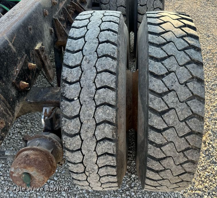 image for item EN5202 2005 Freightliner Business Class M2 truck cab and chassis