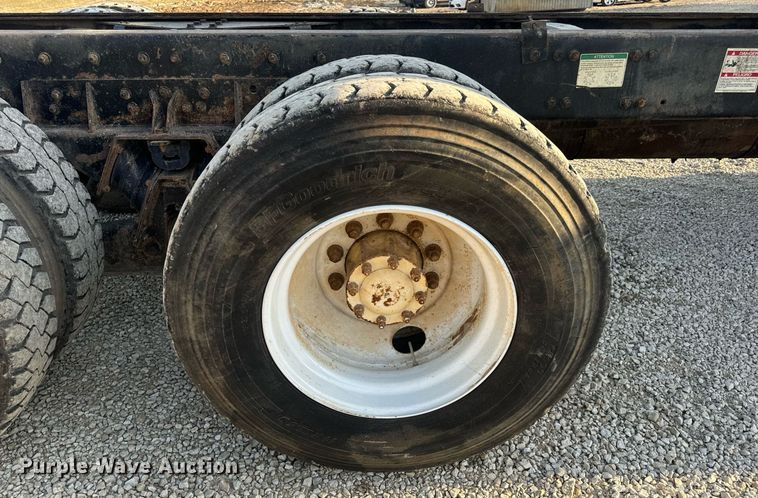 image for item EN5202 2005 Freightliner Business Class M2 truck cab and chassis