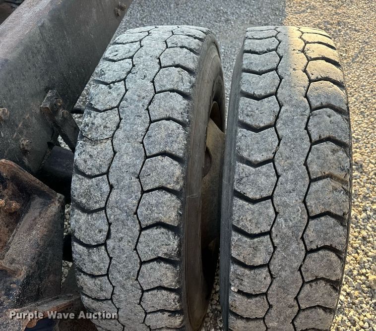 image for item EN5202 2005 Freightliner Business Class M2 truck cab and chassis