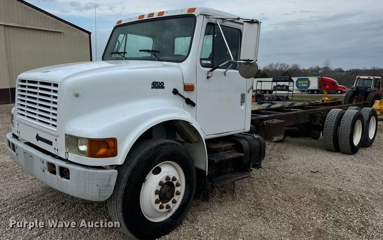 image for item EN5216 2001 International 4700 truck cab and chassis