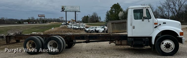 image for item EN5216 2001 International 4700 truck cab and chassis