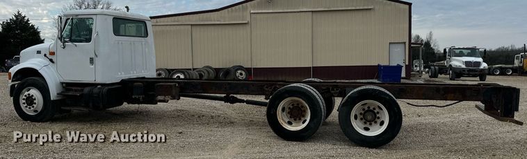 image for item EN5216 2001 International 4700 truck cab and chassis