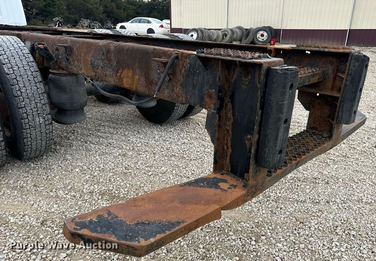 image for item EN5216 2001 International 4700 truck cab and chassis