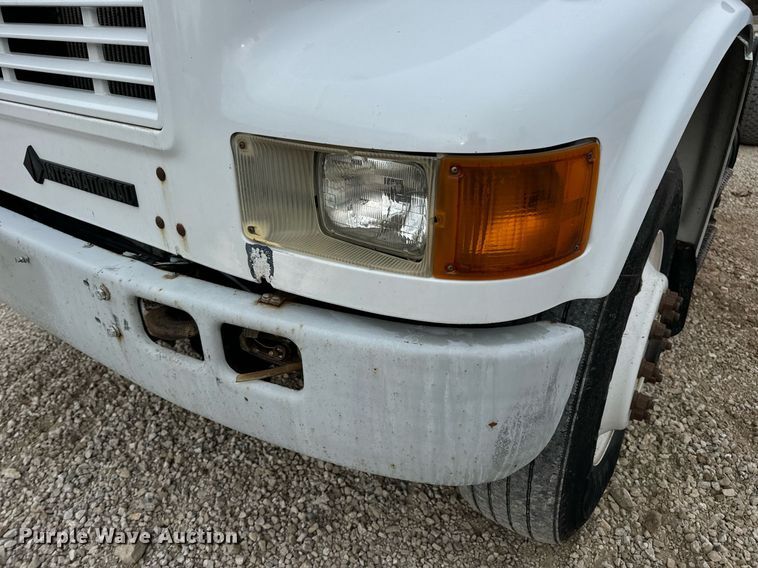 image for item EN5216 2001 International 4700 truck cab and chassis