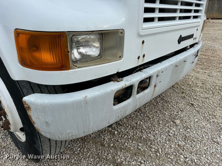 image for item EN5216 2001 International 4700 truck cab and chassis